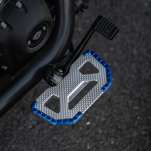 PartzBiz HD: FT-F1BB-BRS-Hoprousa Brass Gold Red Blue Driver Footboard Floorboards Footrests Chopper Bobber Hollow-out Diamond For Harley Davidson 2018-2023 Softail Standard Street Bob Low Rider S/ST Breakout - Brass
