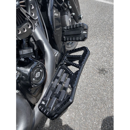 PartzBiz HD: 4413903-Kens Factory KFB-01 แผ่นปูพื้น Next Level สีดำ Harley Softail Touring 86-Up